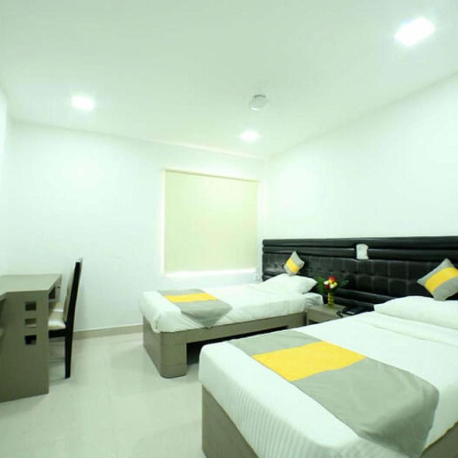 La Riviera Suites Madhapur ハイデラバード エクステリア 写真