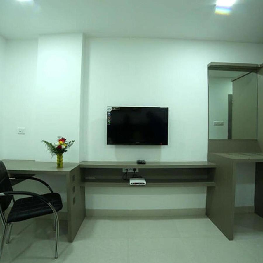 La Riviera Suites Madhapur ハイデラバード エクステリア 写真