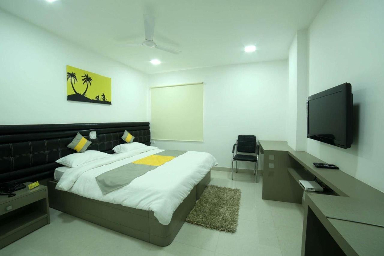La Riviera Suites Madhapur ハイデラバード エクステリア 写真