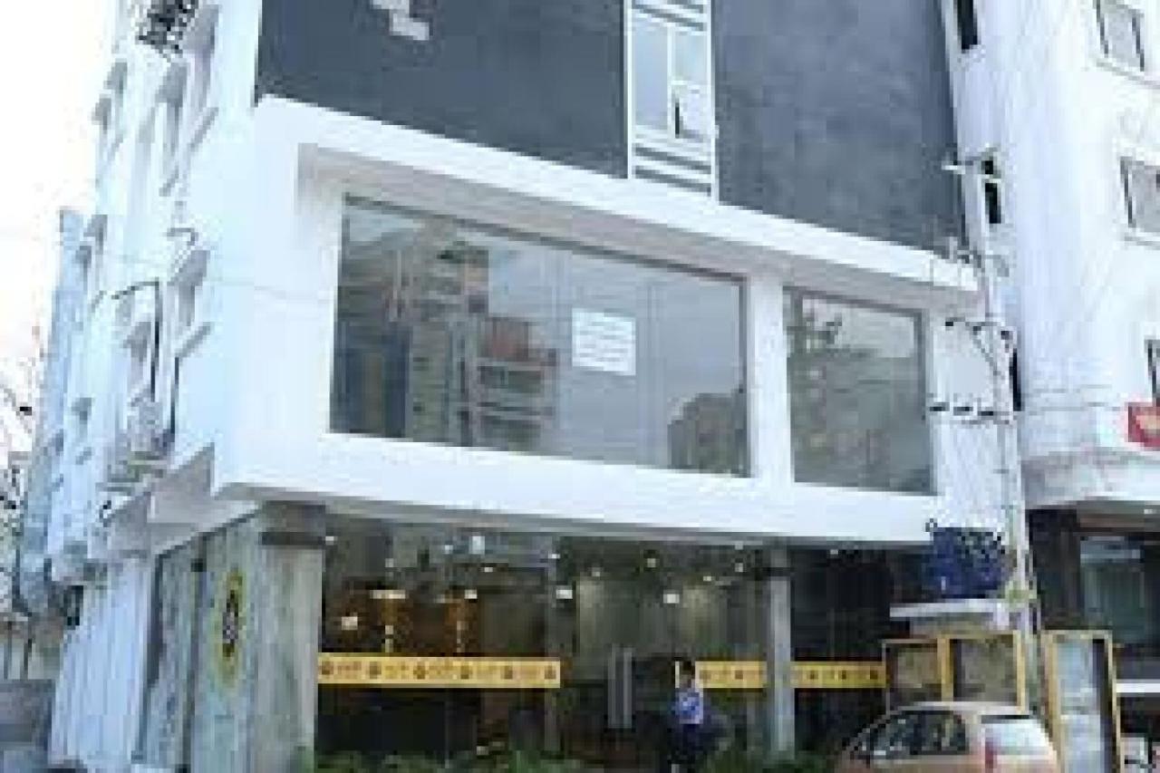 La Riviera Suites Madhapur ハイデラバード エクステリア 写真
